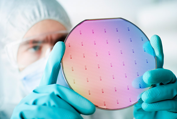 Mann mit Solar-Wafer Mann mit Solar-Wafer