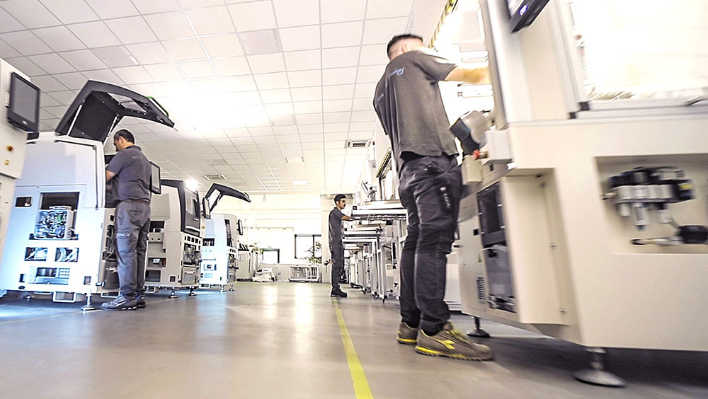 OSAI Männer an den Maschinen OSAI Männer an den Maschinen