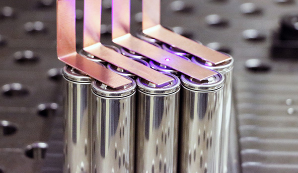 Verschweißen von Kupfersammelschienen an zylindrischen Batteriezellen zur Herstellung von Batteriemodulen. Quelle: Laserline