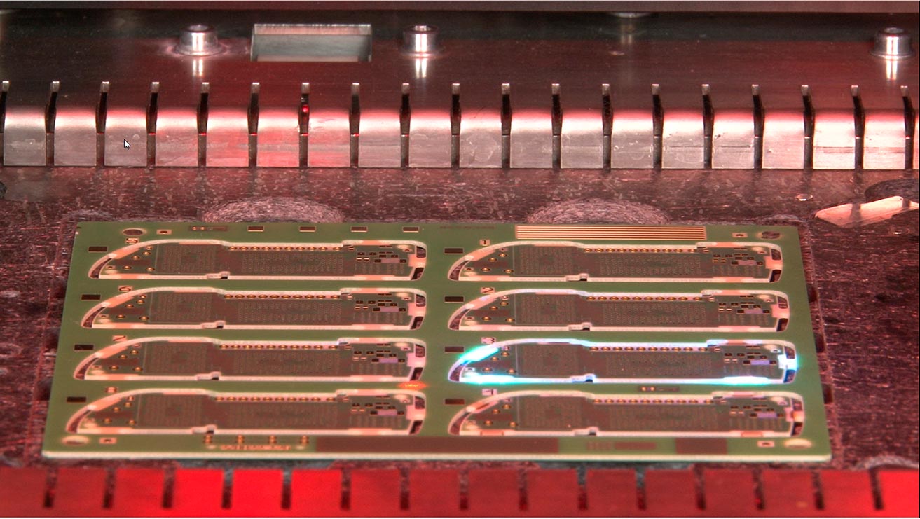 Als Nutzen wird in der elektrischen Verbindungstechnik eine Gesamtleiterplatte bezeichnet, die aus einzelnen Leiterplatten be- steht und noch nicht vereinzelt ist.