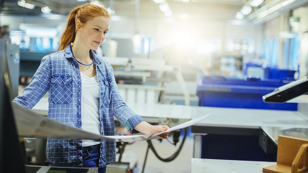 Frau in der Papierproduktion