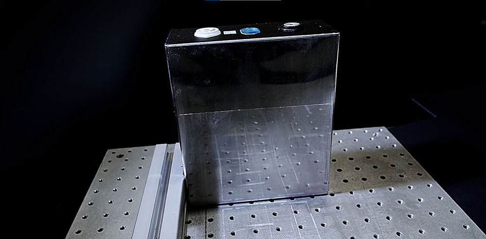 Eine prismatische Zellhülle wird mit einem gepulsten Faserlaser lasergereinigt. Quelle Laserax